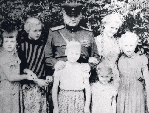 С папой Николаем Илларионовичем и старшими сестрами. Слева направо: Светлана, Елена, Наталья, Римма и Любовь. Германия, 1954 г.