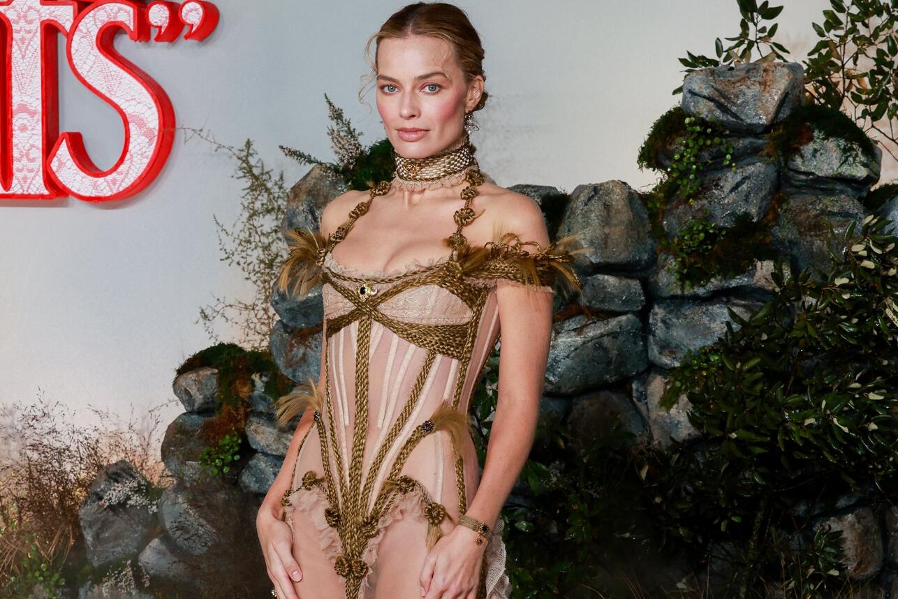 86 РЎСЂР°Р·РёР»Р° РЅР°РїРѕРІР°Р»: РњР°СЂРіРѕ Р РѕР±Р±Рё РІРїРµС‡Р°С‚Р»РёР»Р° РїСЂРѕР·СЂР°С‡РЅС‹Рј РїР»Р°С‚СЊРµРј Рё РЅРµРѕР±С‹С‡РЅС‹Рј Р°РєСЃРµСЃСЃСѓР°СЂРѕРј