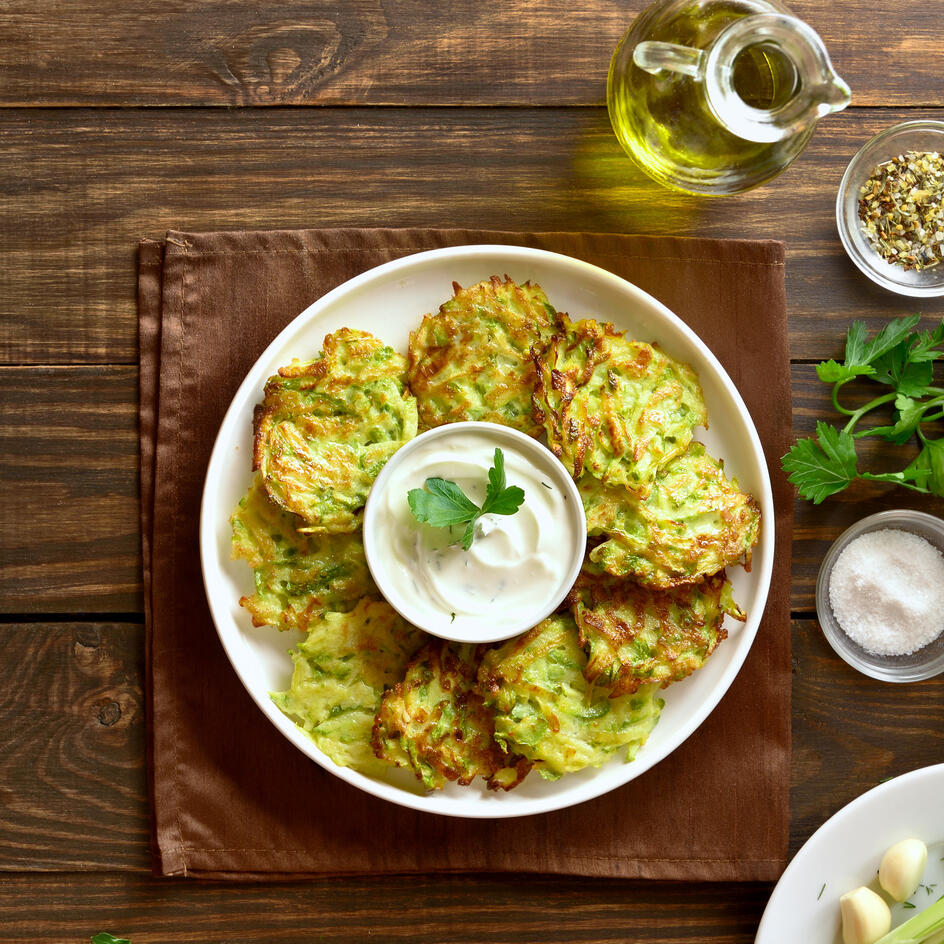 Кабачковые оладьи с лимонной цедрой и полентой — необычное сочетание вкусов для сытного завтрака