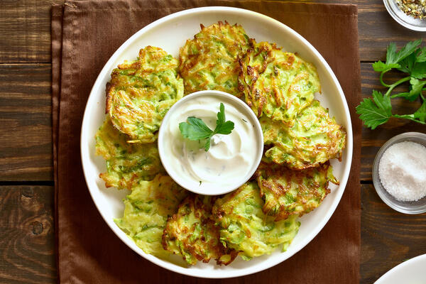 Кабачковые оладьи с лимонной цедрой и полентой — необычное сочетание вкусов для сытного завтрака