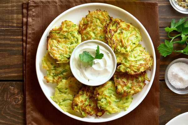 Кабачковые оладьи с лимонной цедрой и полентой — необычное сочетание вкусов для сытного завтрака