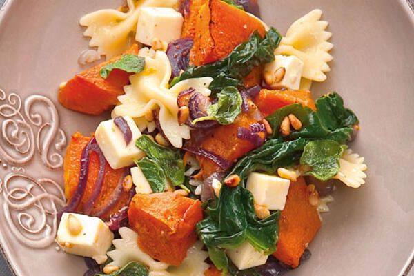 Рецепты от Юлии Высоцкой: салат с тыквой, кролик в сметане с беконом и яблочные оладьи