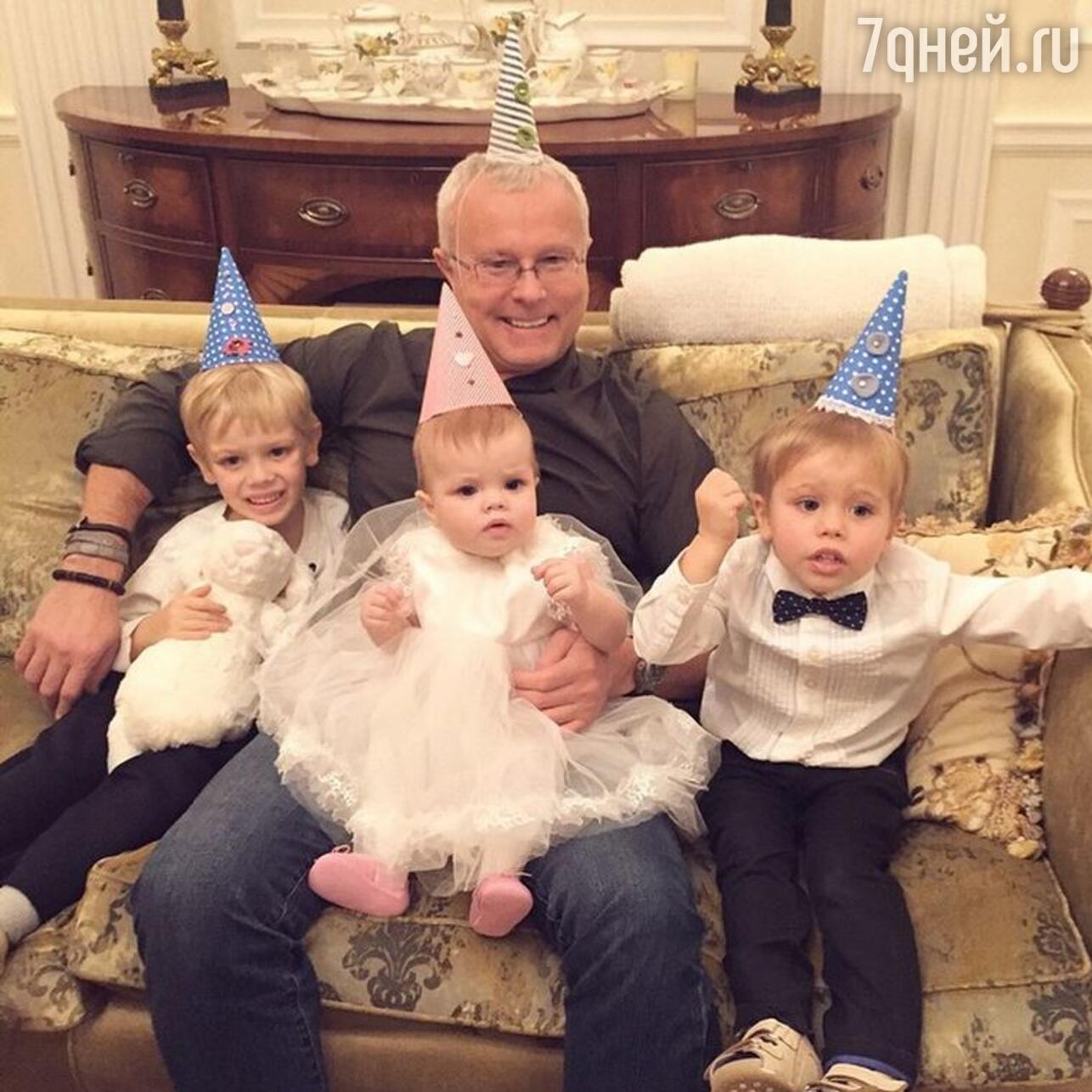 Александр Лебедев с детьми Никитой, Егором и Ариной