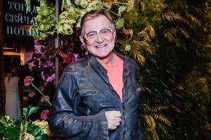 Выбрал женщину постарше: Дибров представил друзьям новую возлюбленную