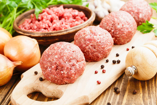 Почему фарш для котлет нельзя вымешивать руками — ошибка, которая меняет всё