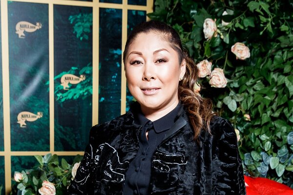 Лицо прошивают «швейной машинкой»: Анита Цой решилась на пластику