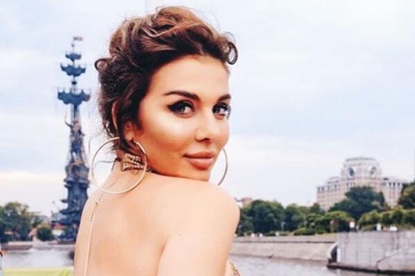 Седокова объяснила, что вынудило ее сделать липосакцию