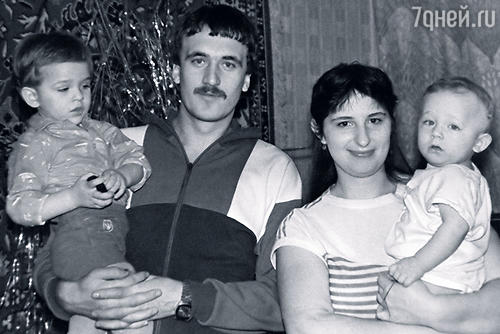 Мой папа — милиционер, мама — кассир. Откуда взяться актерским амбициям? Я с родителями и младшим братом Максимом (справа)