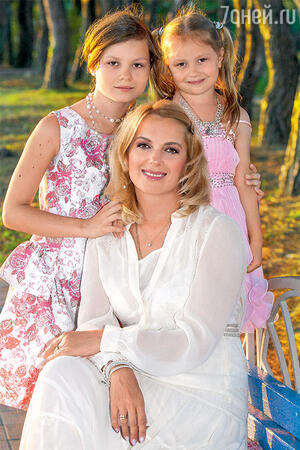 Мария Порошина с дочками Аграфеной и Серафимой