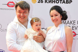 Любовь Тихомирова впервые вышла в свет с 9-месячной дочерью