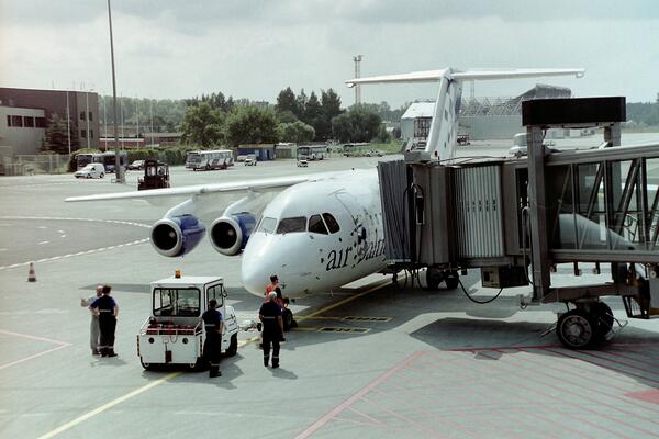 Новая схема: авиакомпаниям предложили массово снимать пассажиров с рейсов