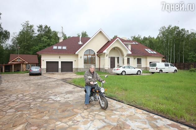 Эдуард Успенский на фоне своего загородного дома