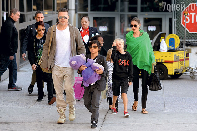 Брэд Питт и Анджелина Джоли  с детьми
