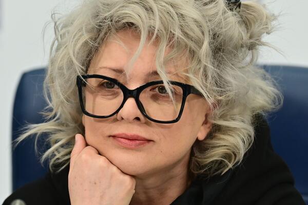 Сменившая фамилию Дроздова показала ножки-палочки в коротком платье