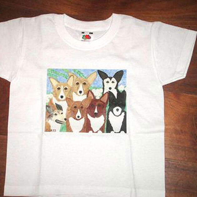 На передней части футболки расположена картина с изображением любимой породы собак Елизаветы – вельш-корги