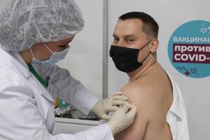 «Прививки не боюсь»: что происходит с вакцинацией от коронавируса в России