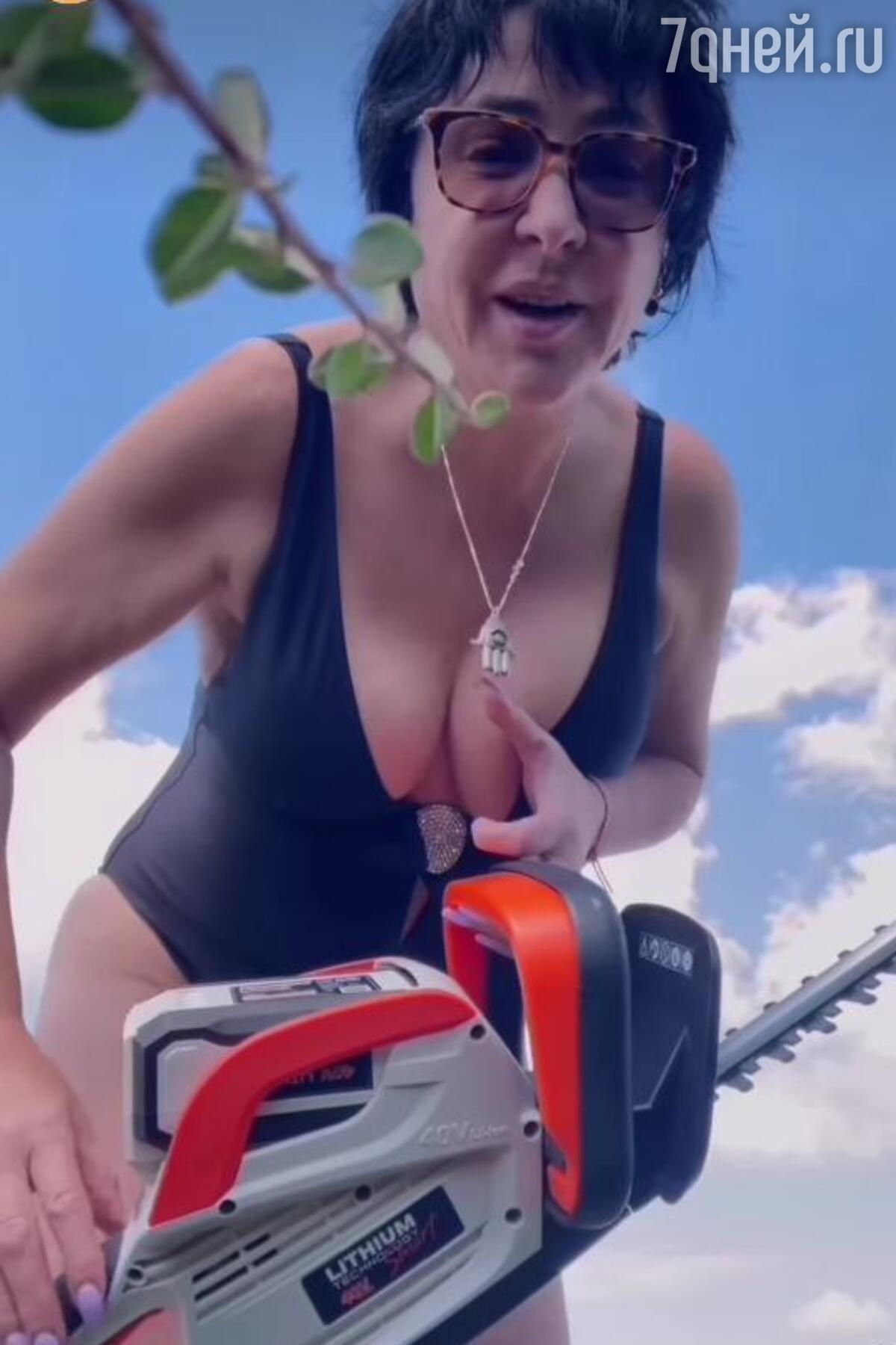 Лолита Милявская показала «шикарную грудь» на откровенном видео