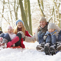 Гонки на санках и снежные вышибалы: зимние игры для детей и родителей