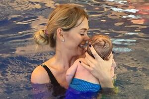 Анна Хилькевич водит 2-месячную дочь в бассейн