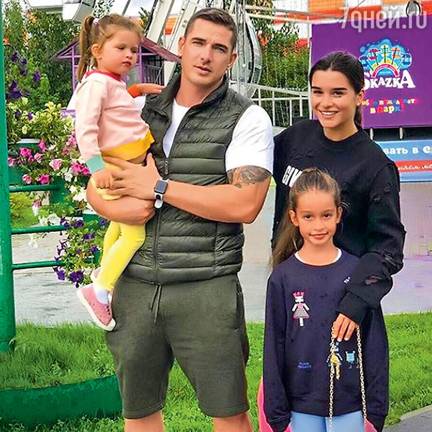 Ксения Бородина с мужем Курбаном Омаровым, дочками Теей и Марусей