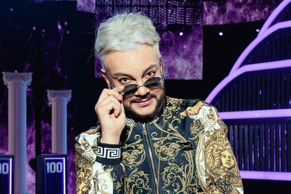 Муза Киркорова прервала реабилитацию и вышла в свет — прячет лицо от папарацци