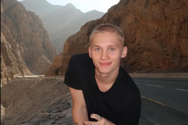 Бездомный Даня Милохин развозит в Дубае еду — слава покинула тиктокера вместе с деньгами