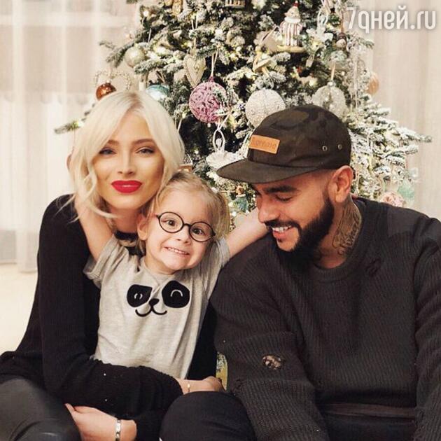 Архивное фото Тимати с Шишковой и дочкой