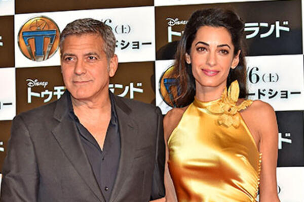 Образ дня: Амаль Аламуддин в Maison Margiela