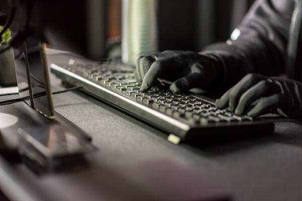 Обратный звонок и приложения ЖКХ: как защититься от новых схем мошенничества в 2026