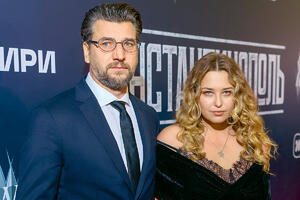 Устюгов вышел в свет с женой