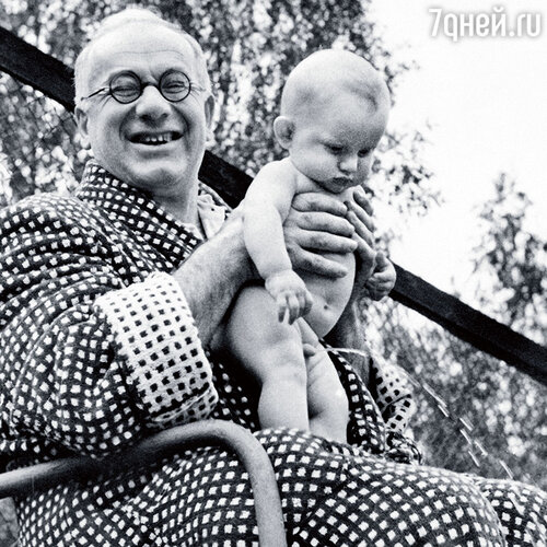 Через год с небольшим после предложения руки и сердца родился я