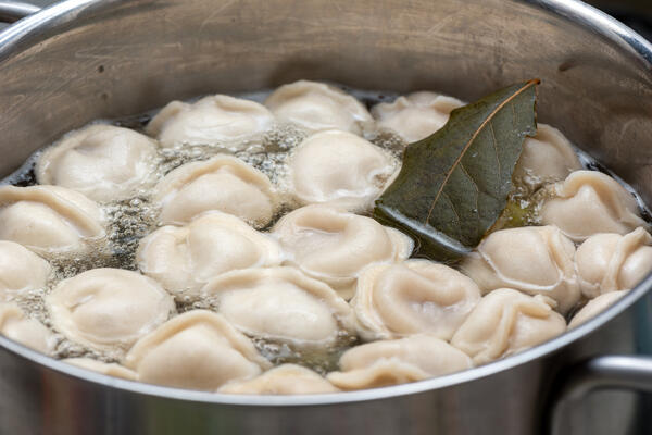 Как приготовить тесто для домашних пельменей, которые не разварятся, не слипнутся и не потрескаются