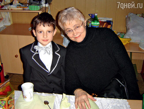 Сын Виктории Данила с бабушкой Надеждой Петровной. 2005 г.