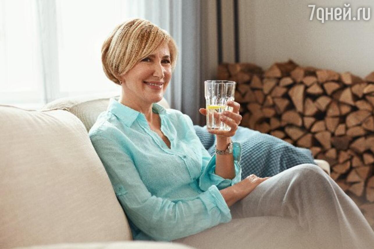 Женщина средних лет пьет воду фото