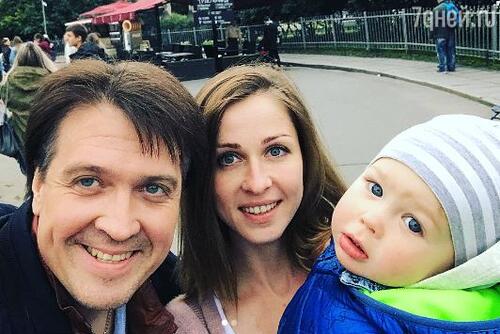 Денис Матросов с женой Ольгой и сыном