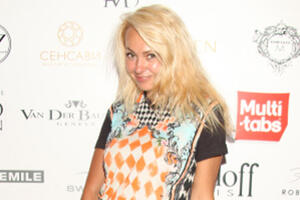 Яна Рудковская подарила подруге стального мужчину