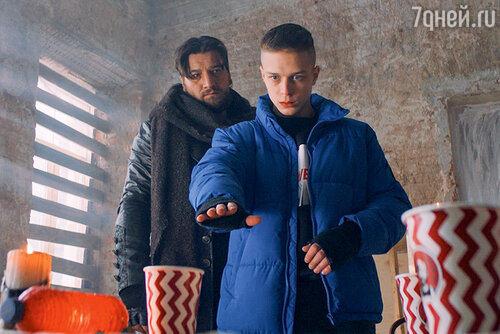 На видеосервисе START состоялась премьера детективной комедии «Вампиры средней полосы». У меня там засекреченная роль, я появляюсь в самом конце и создаю интригу. Мой персонаж участвует в двухсотлетней тяжбе с главным героем. На фото с Глебом Калюжным