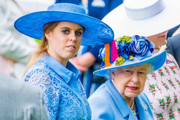 Принцесса Беатрис вышла замуж в старом платье Королевы — фото