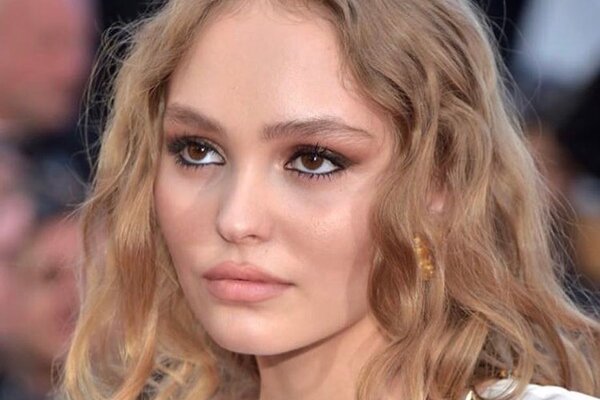 Лили-Роуз Депп дала мастер-класс по селфи