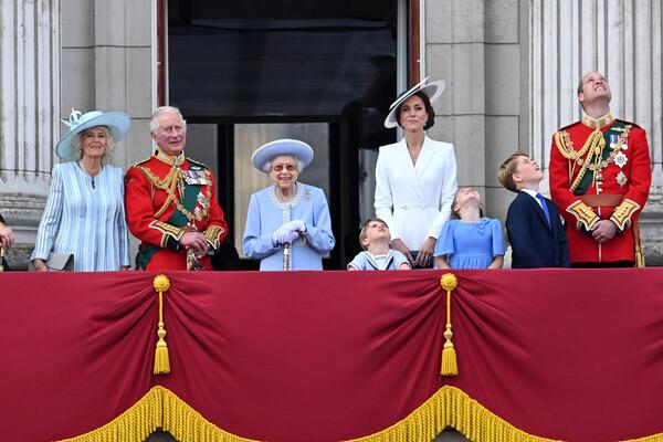 Были в ужасе: болезнь Елизаветы II чуть не лишила британцев праздника