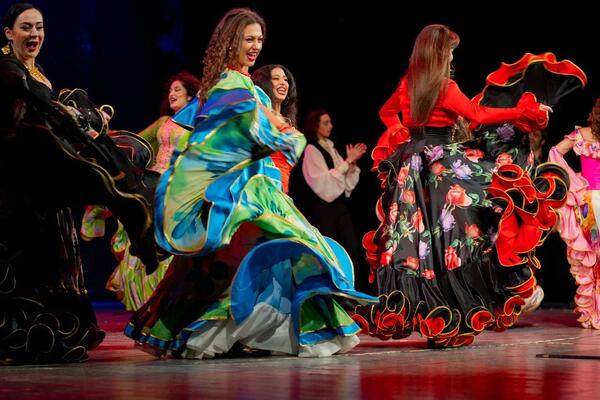 Ретро, цыганские ритмы и свечи в Соборе: вечера с яркой музыкой и атмосферными шоу