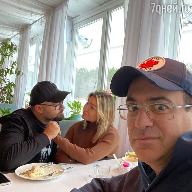 Алексей Чумаков и Гарик Мартиросян с женой Жанной — фото