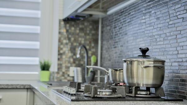 Как обыграть на кухне газовую трубу, которая удешевляет интерьер