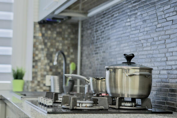 Как обыграть на кухне газовую трубу, которая удешевляет интерьер