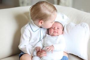 Появились первые официальные фото дочери Кейт Миддлтон и принца Уильяма