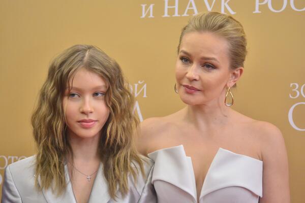 «Она пыталась»: замахнувшаяся на классику Анна Пересильд опозорилась на собственном выпускном