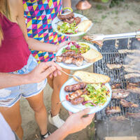 Марафон чревоугодия: 7 подсказок, как не набрать лишние кило на майские праздники