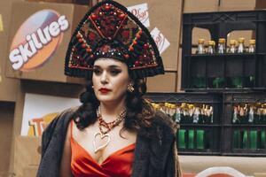 Декольте подвело: певица Зоя оконфузилась на съемках нового клипа «Ленинграда»