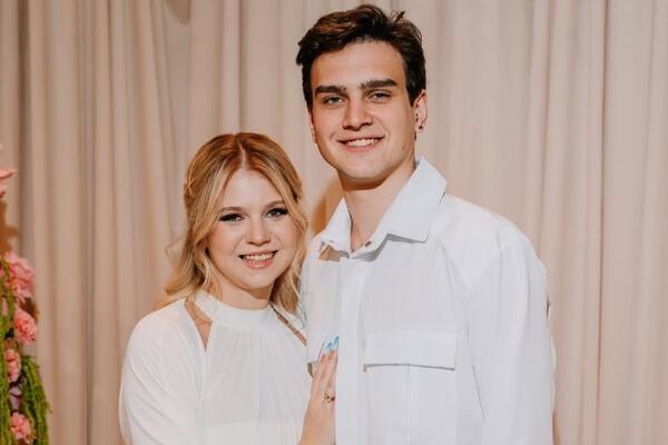 Недавно родившая Трусова оставила мужа ради 33-летнего актера из «Молодежки»