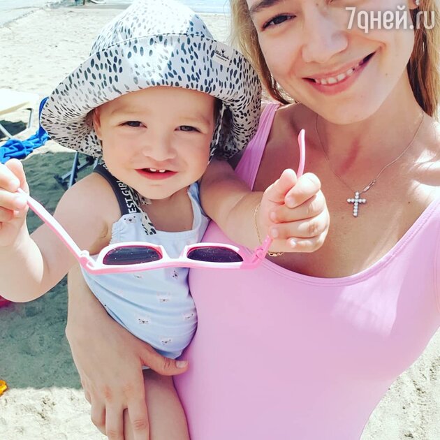 Оксана Акиньшина с дочкой Эмми